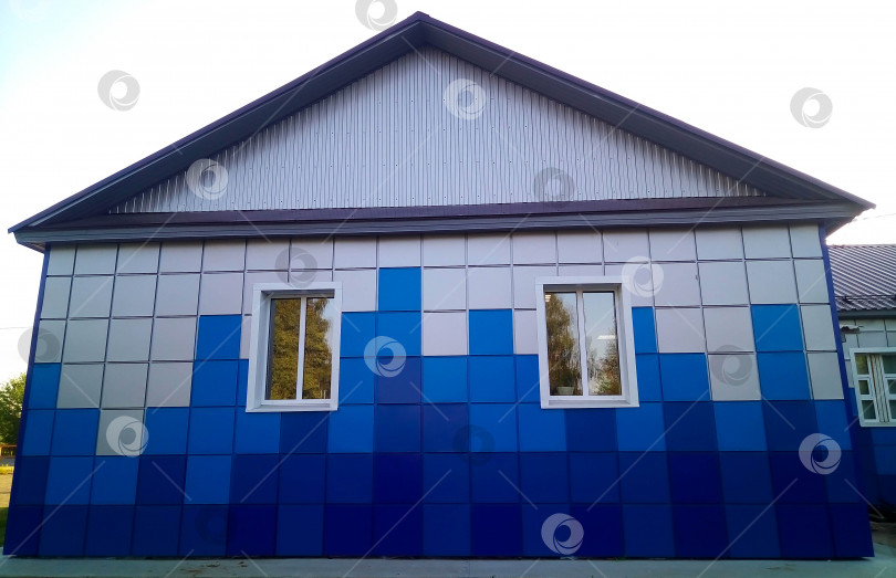 Скачать Одноэтажный дом обшит голубыми панелями фотосток Ozero