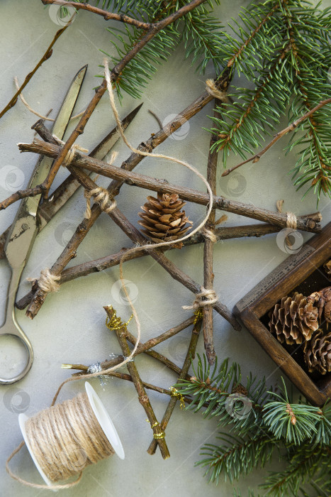 Скачать Декор рождественской елки ручной работы из натуральных лесных материалов, концепция новогоднего и рождественского декора из экологически чистых материалов, не содержащих пластика. фотосток Ozero