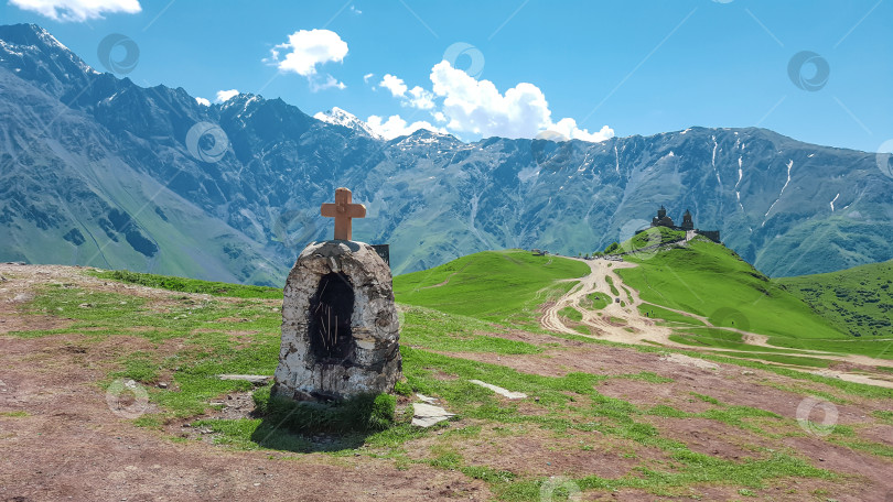 Скачать Гергетская церковь Святой Троицы на фоне гор, Грузия фотосток Ozero