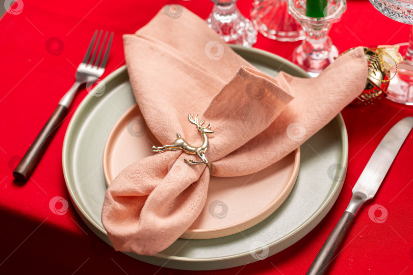 Скачать Рождественский сервиз для ужина, красная льняная скатерть, две тарелки, розовая льняная салфетка с кольцом с фигуркой оленя фотосток Ozero