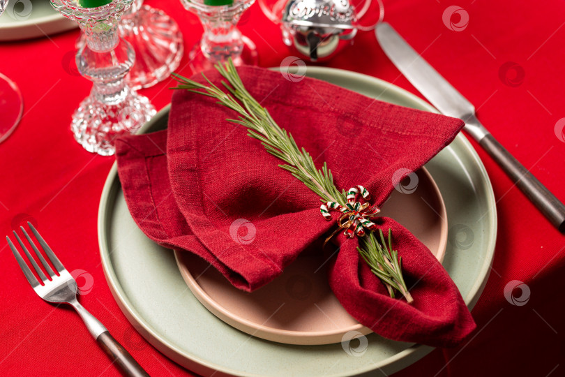 Скачать Рождественский сервиз для ужина, красная льняная скатерть, две тарелки, красная салфетка с веточкой розмарина, подсвечники фотосток Ozero