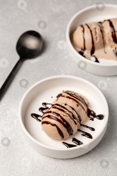 Скачать Мороженое с ликером "Бейлис", какао, шоколадная стружка, шоколадный сироп фотосток Ozero