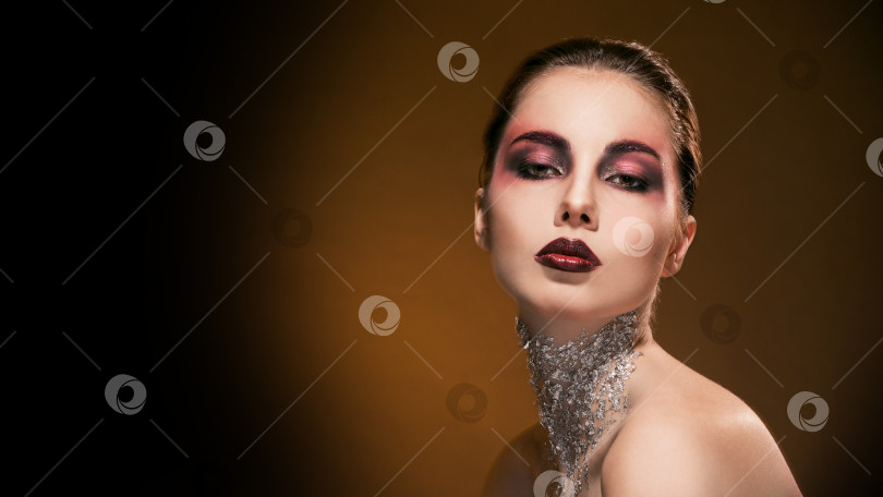 Скачать портрет девушки с красивым макияжем и серебром на шее, косметика фотосток Ozero