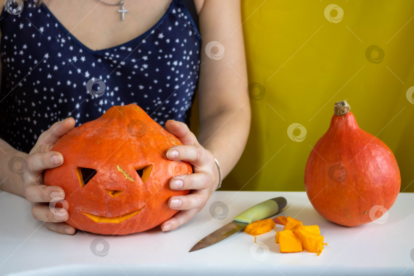 Скачать Концепция Хэллоуина, украшений и праздников. Женские руки держат тыкву фотосток Ozero