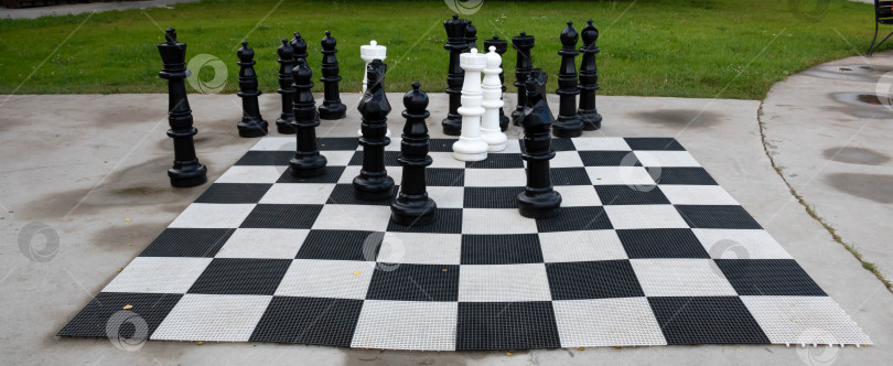Скачать Гигантские черно-белые шахматы в общественном месте в парке фотосток Ozero