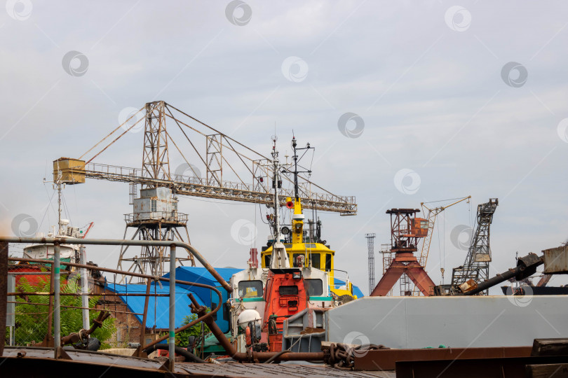Скачать Старые ржавые краны и пароходы в порту фотосток Ozero