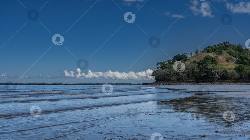 Скачать Отлив. Волны спокойно накатываются на океанский берег. фотосток Ozero