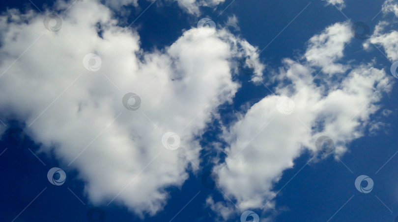 Скачать Облако в форме сердца. Фигура из облаков в небе. день святого Валентина. Пушистое кучевое облако выглядит как сердце. Символ Дня святого Валентина фотосток Ozero
