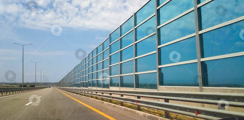 Скачать Современная архитектура шоссе и стеклянный барьер фотосток Ozero