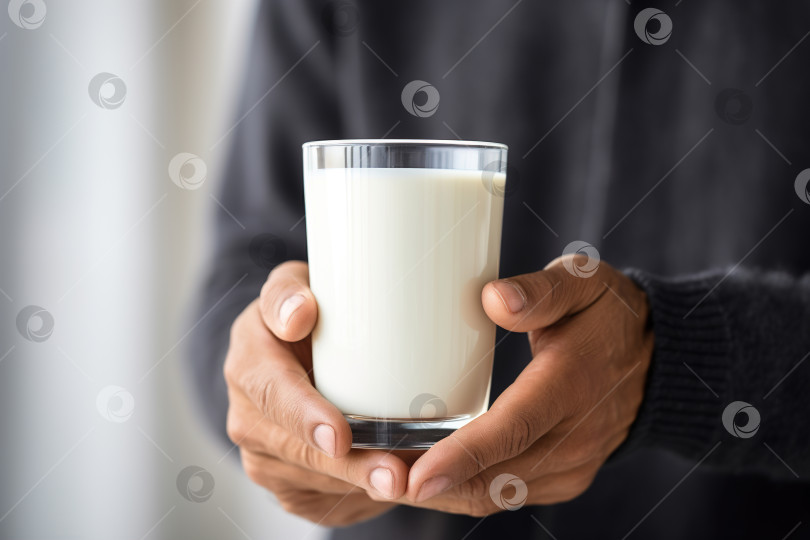 Скачать Крупным планом руки мужчины кавказской национальности, держащие стакан молока в помещении фотосток Ozero