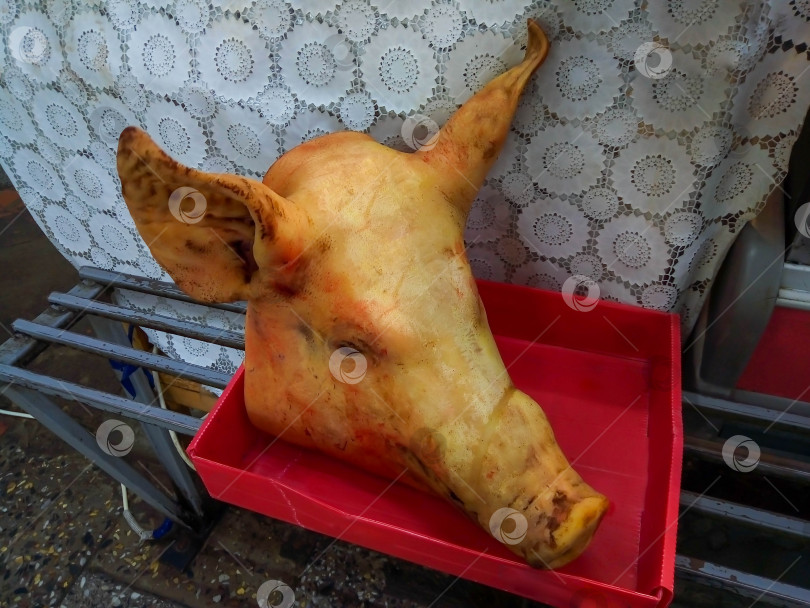 Скачать Свиная голова лежит на рыночном прилавке фотосток Ozero