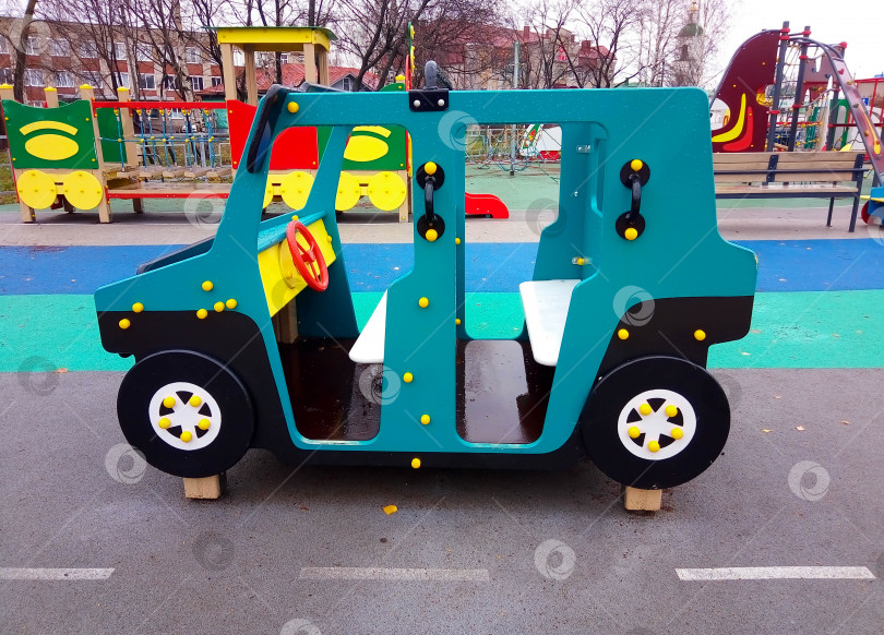 Скачать Автомобиль стоит на детской площадке деревянный с прорезиненным покрытием. Детские спортивные увлечения фотосток Ozero
