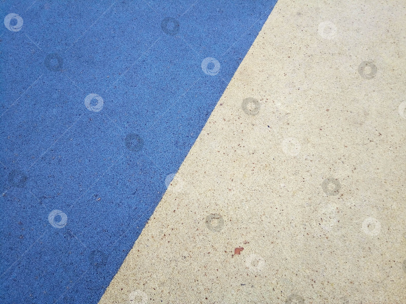 Скачать Красочный фон детской площадки. Серо-голубая резиновая игровая площадка на открытом воздухе фотосток Ozero