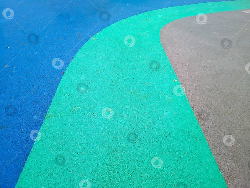 Скачать Красочный фон детской площадки. Серо-голубая резиновая игровая площадка на открытом воздухе фотосток Ozero