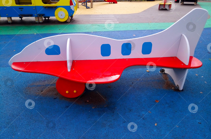 Скачать Деревянный самолетик на детской площадке осенним днем фотосток Ozero