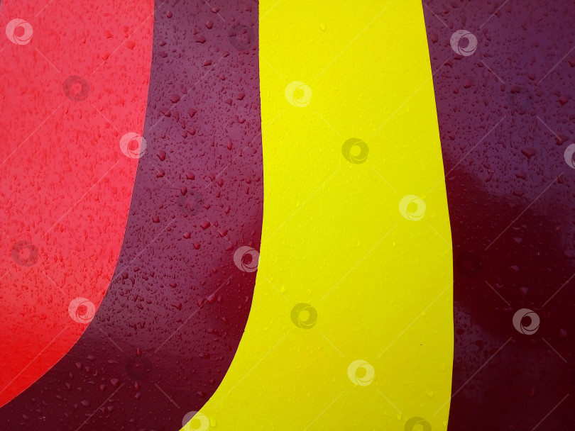 Скачать Капли дождя на разноцветной металлической поверхности. Текстура и структура после дождя. Экология фотосток Ozero
