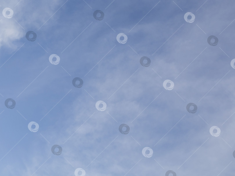 Скачать Белые легкие облака - Облачный пейзаж. Акварельный текстурированный фон из настоящих облаков и голубого неба. Голубое небо и белые облака на заднем плане фотосток Ozero