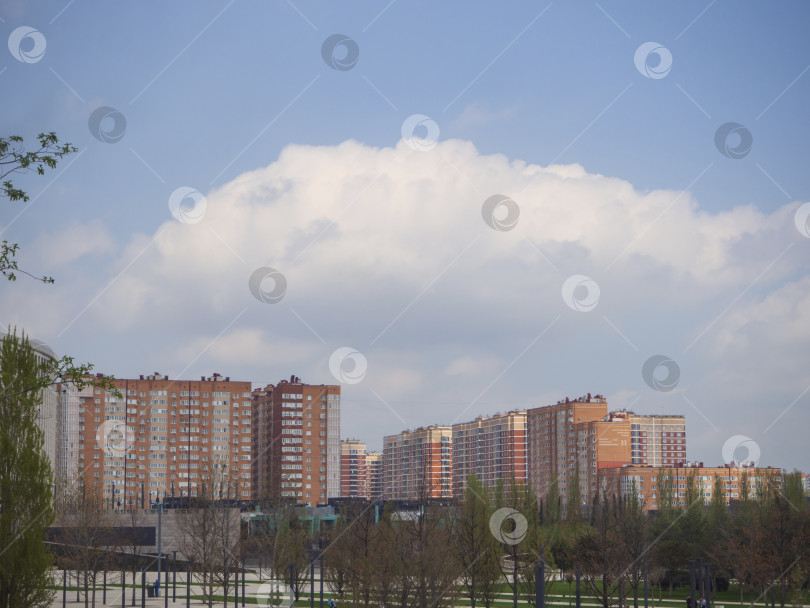 Скачать Городской пейзаж современного города с небоскребами на фоне голубого неба с облаками. Городской микрорайон с высотными зданиями (жилые здания) фотосток Ozero
