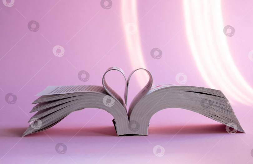Скачать Отрывной календарь со страницами, сложенными в форме сердца на розовом фоне.Концепция Дня святого Валентина фотосток Ozero