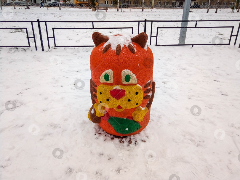 Скачать Статуя рыжего кота на детской площадке зимним днем фотосток Ozero