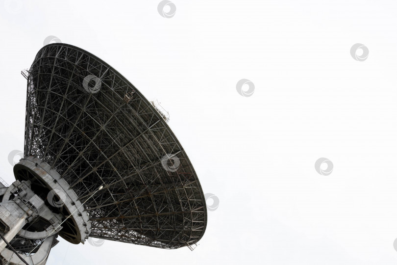 Скачать Силуэт спутниковой тарелки или радиоантенны. Космическая обсерватория или радар противовоздушной обороны фотосток Ozero