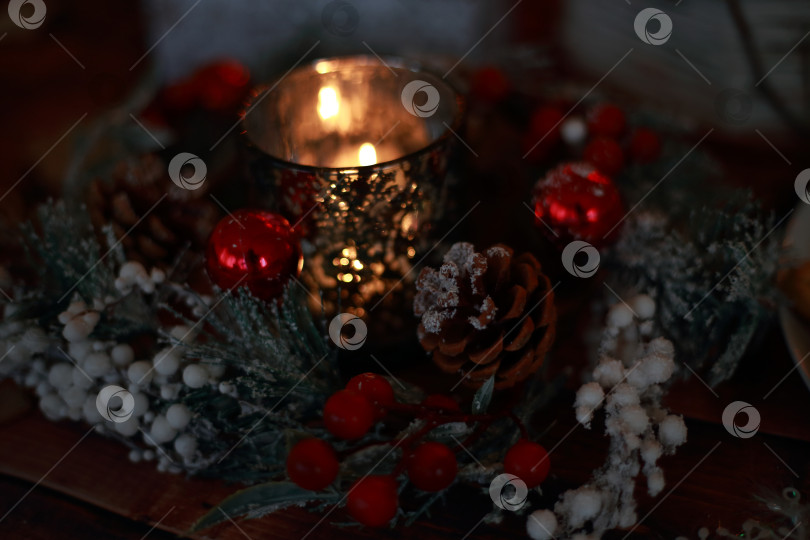 Скачать Рождественский венок с подарками и сладостями с оленем и апельсином фотосток Ozero