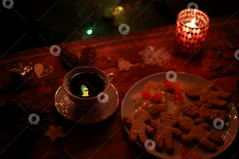 Скачать Рождественские гирлянды, чай, печенье и свечи в подсвечниках фотосток Ozero