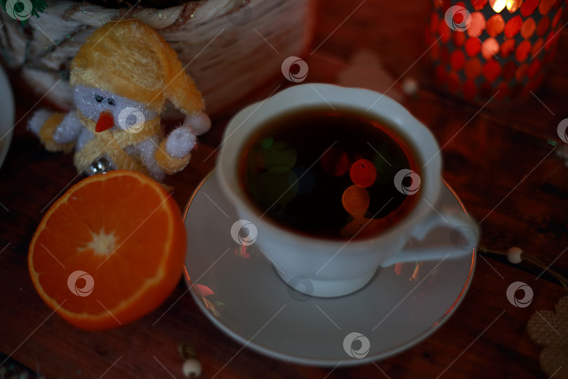 Скачать Рождественские гирлянды, чай, печенье и свечи в подсвечниках фотосток Ozero