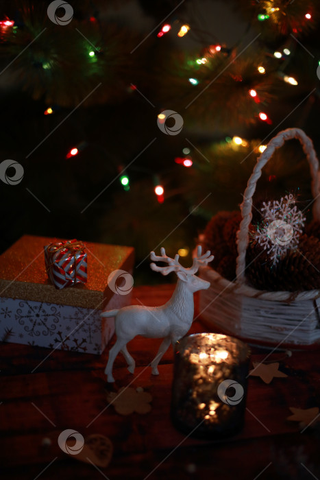Скачать Рождественские гирлянды и подарки с украшениями счастье фотосток Ozero