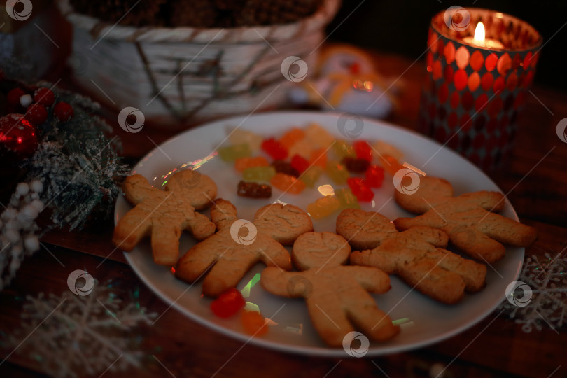 Скачать Рождественские подарки, гирлянды, свечи и сладости счастья фотосток Ozero