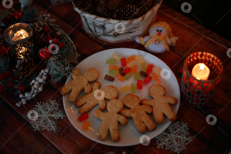 Скачать Рождественский венок с подарками и сладостями с оленем и апельсином фотосток Ozero