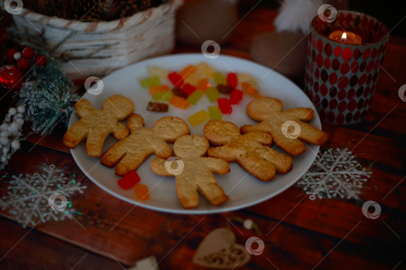 Скачать Рождественские подарки, гирлянды, свечи и сладости счастья фотосток Ozero