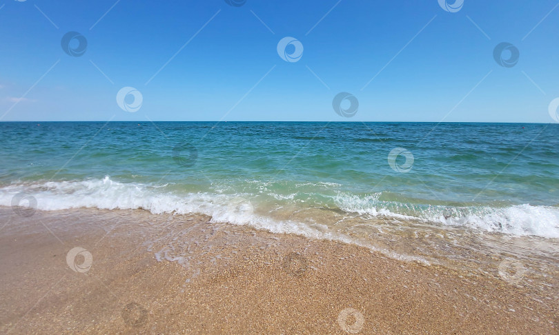 Скачать Прекрасное лазурное море и пляж в ясный солнечный день фотосток Ozero