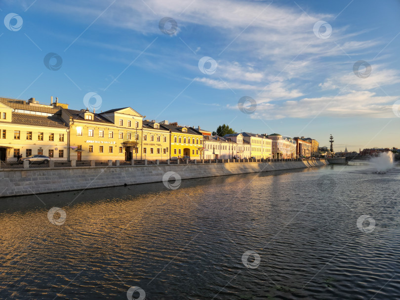 Скачать Кадашёвская набережная, город Москва, Россия фотосток Ozero