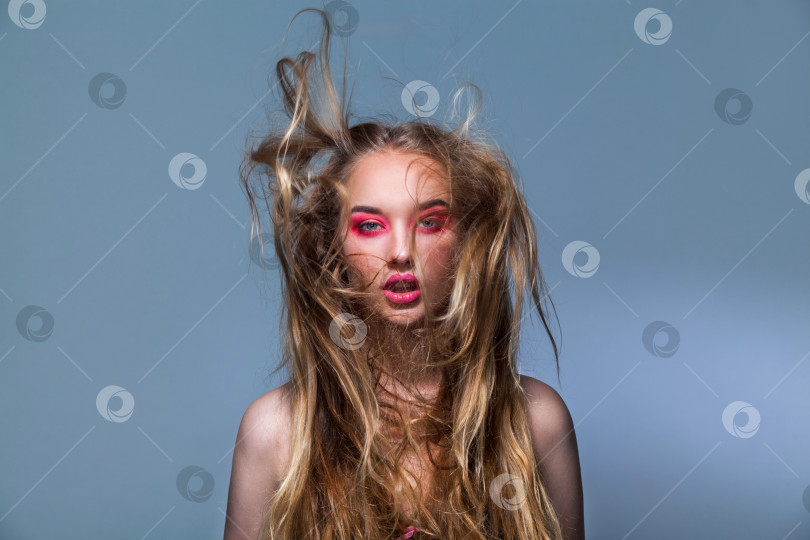 Скачать Портрет красивой девушки с развевающимися волосами фотосток Ozero