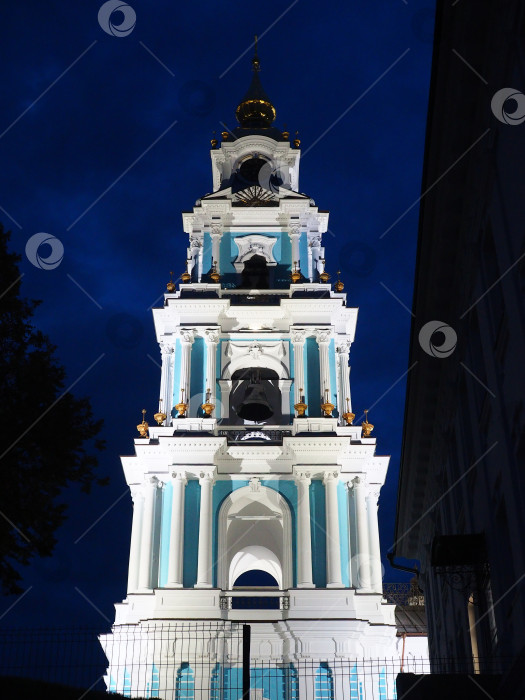 Скачать Звонница Богоявленского собора в Костроме в ночном освещении. фотосток Ozero
