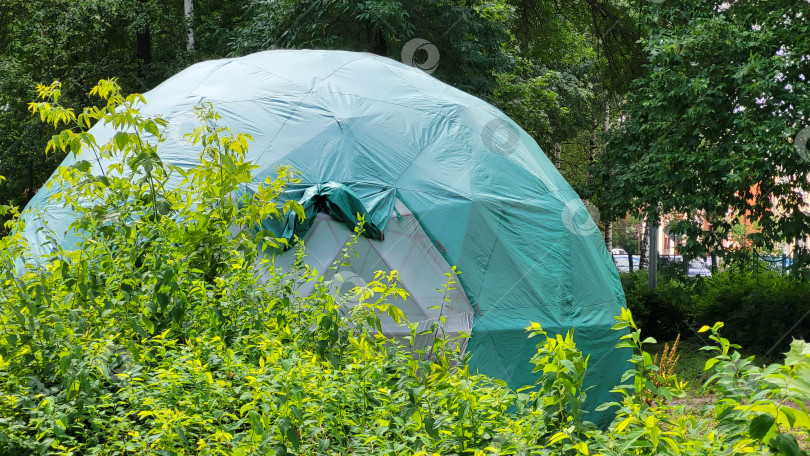 Скачать Большая геодезическая палатка с зеленым куполом для кемпинга. Концепция туризма фотосток Ozero