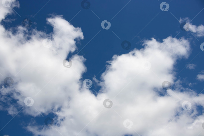 Скачать Чистое голубое небо и белые облака. Красивое белое облако на ясном голубом небе как концепция природы. Ясная погода для хорошего летнего сезона. Свежий ветерок. фотосток Ozero