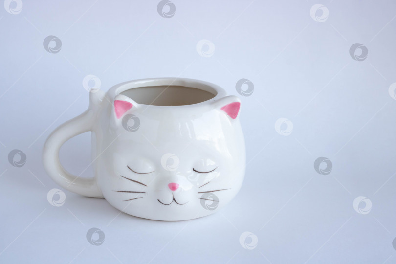 Скачать Белая кофейная кружка в форме кошки с розовыми ушками, крупным планом на белом фоне. место для текса фотосток Ozero