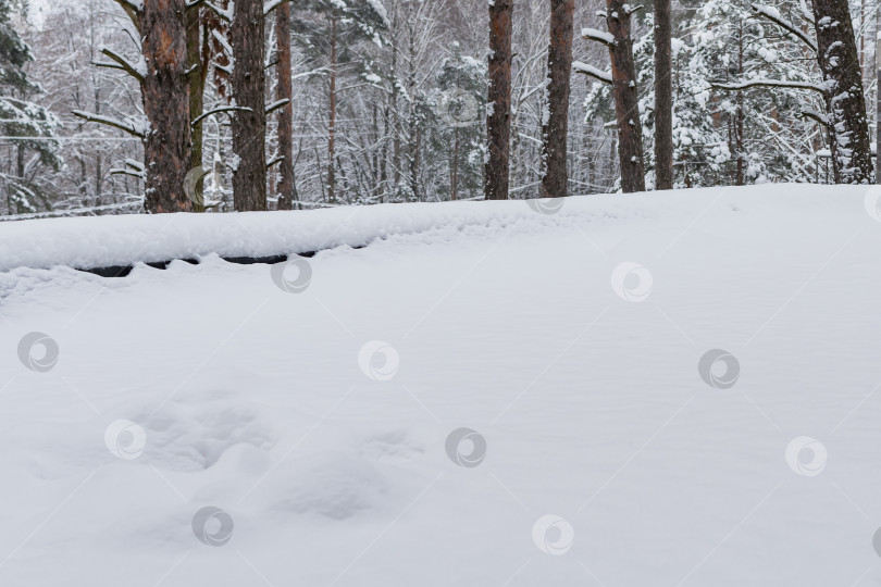 Скачать Заснеженная крыша строящегося дома фотосток Ozero