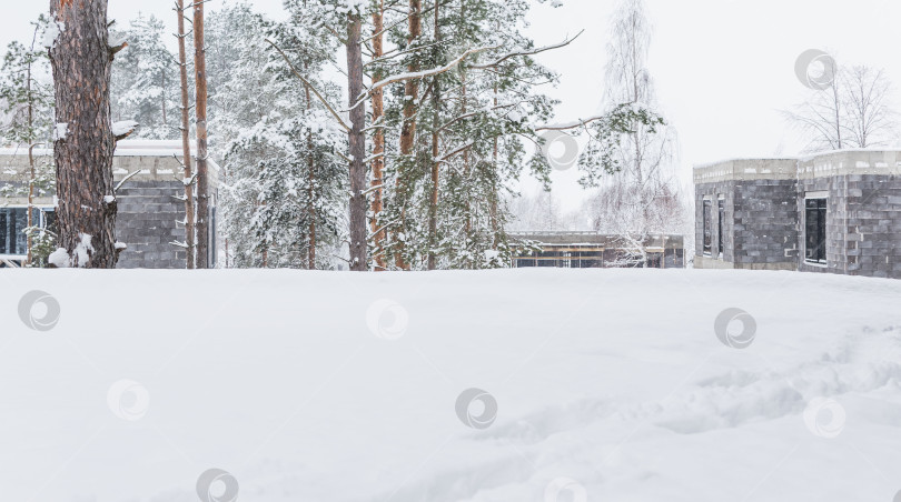 Скачать Заснеженная крыша строящегося дома фотосток Ozero