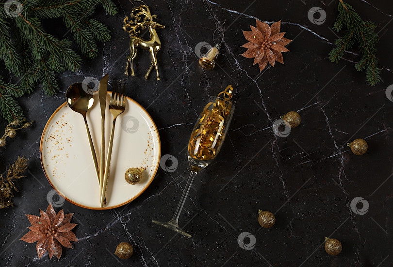 Скачать Рождественская сервировка стола, новогодние столовые приборы с салфеткой на тарелке на фоне мраморного бетона, праздничная композиция с еловыми ветками и бокалом шампанского, фон кухни. фотосток Ozero