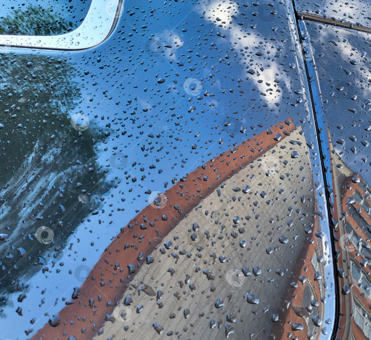 Скачать Капля воды на дверце машины. Водяные шарики после дождя или автомойки на поверхности автомобиля фотосток Ozero