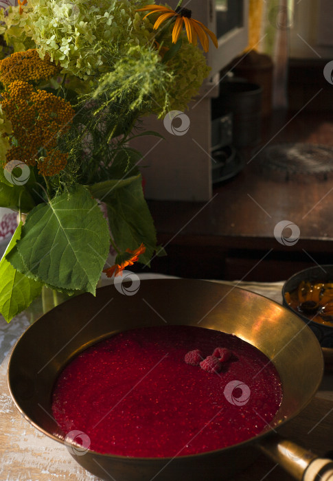 Скачать Натюрморт с домашним малиновым джемом в медной посуде в деревенском стиле и букетом садовых цветов фотосток Ozero