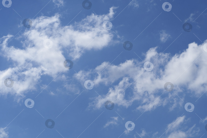 Скачать Естественный фон неба. Нежные белые облака на прозрачном голубом небе в солнечный день фотосток Ozero