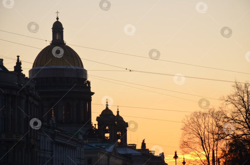 Скачать Санкт-Петербург, Россия – 11.19.2023: Иссакиевский собор в Санкт-Петербурге на фоне красивого закатного ноябрьского неба фотосток Ozero