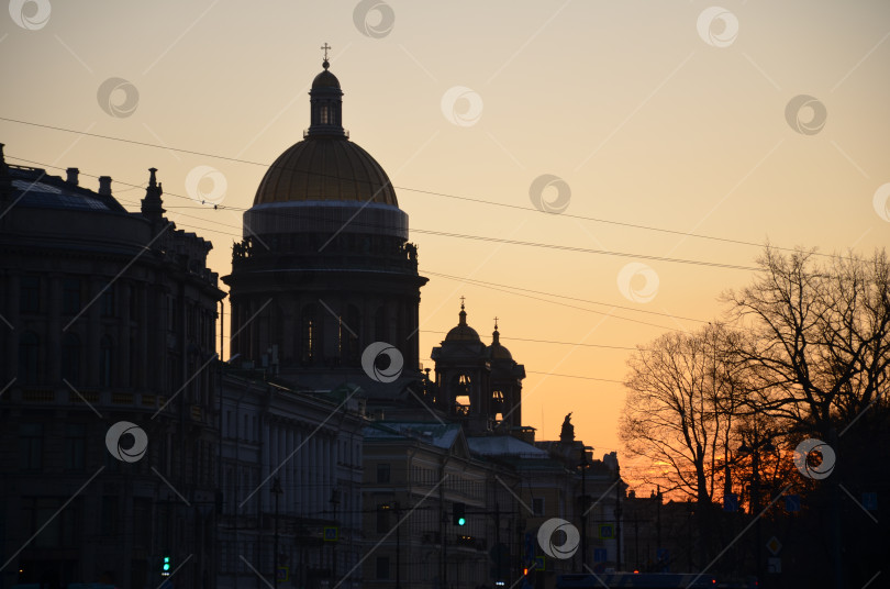 Скачать Санкт-Петербург, Россия – 11.19.2023: ссакиевский собор в Санкт-Петербурге на фоне красивого закатного ноябрьского неба фотосток Ozero