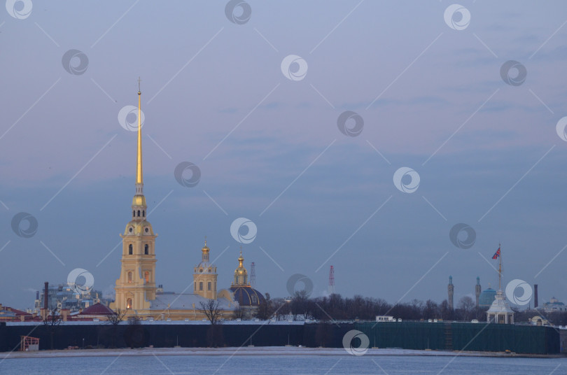 Скачать Санкт-Петербург, Россия – 11.19.2023: Петропавловская крепость в Санкт-Петербурге на фоне вечернего неба фотосток Ozero