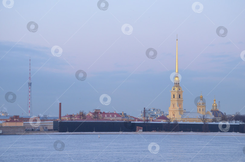 Скачать Санкт-Петербург, Россия – 11.19.2023: Петропавловская крепость в Санкт-Петербурге на фоне вечернего неба фотосток Ozero