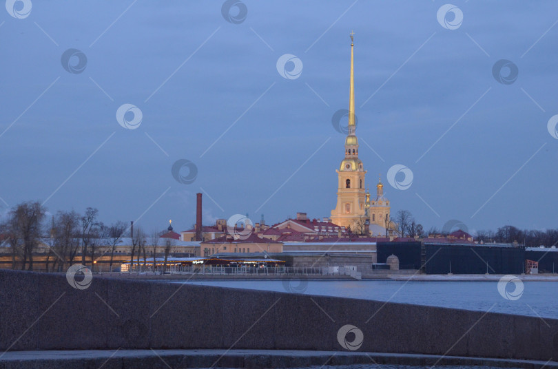 Скачать Санкт-Петербург, Россия – 11.19.2023: Петропавловская крепость в Санкт-Петербурге на фоне вечернего неба фотосток Ozero